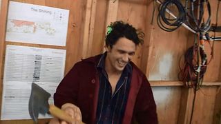 image de James Franco imite Jack Nicholson dans Shining pour terroriser les visiteurs des Studios Universal