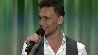 image de Tom Hiddleston chante "Il en faut peu pour être heureux" !