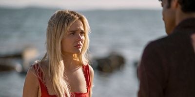 poster de la série Enveloppe-la d'un tissu de mensonges