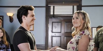 poster de la série Un vrai mariage et des cadavres dans le placard