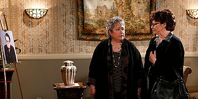 poster de la série Three Girls and an Urn