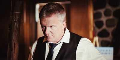 poster de la série L'entreprise bat en retraite