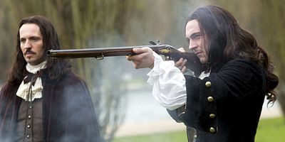 poster de la série Des forces beaucoup plus puissantes et déterminées continuent de chercher à nous détruire