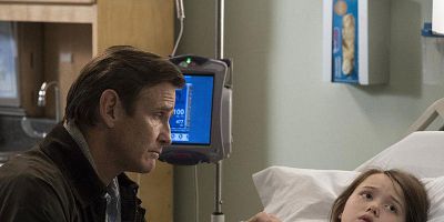 poster de la série L'homme à l'écharpe jaune