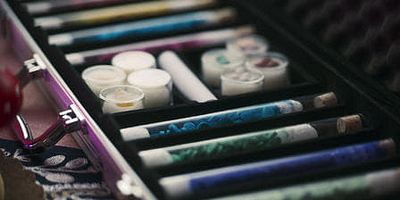 poster de la série Ou tu frappes fort, ou tu oublies