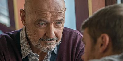 poster de la série Un monsieur triste en costume
