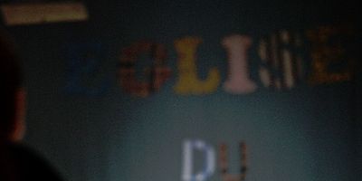 poster de la série Malheur à celui par qui le scandale arrive