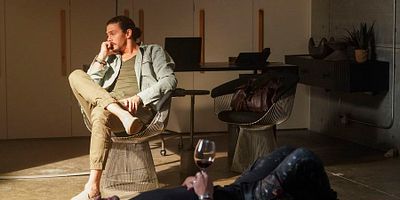 poster de la série L’espace est un endroit solitaire