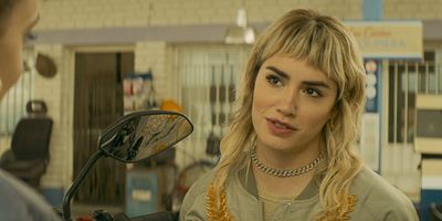 poster de la série Canapé en skaï rouge