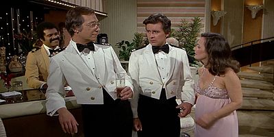 poster de la série Isaac Gets Physical/She Brought Her Mother Along/Cold Feet