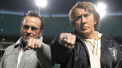 image de la news Première photo : avez-vous reconnu ces 2 stars transformées pour les besoins d'un film sur une icône américaine ?