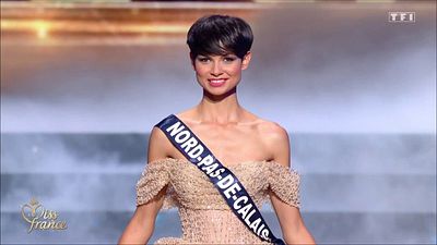 image de la news Eve Gilles prête à gagner Miss Univers ! Voici ce qu’Iris Mittenaere lui a conseillé