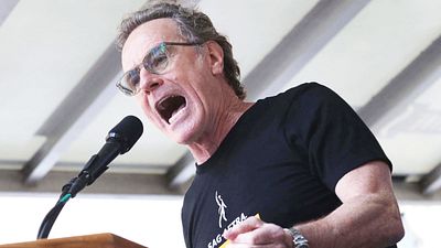 image de la news "Nous ne nous laisserons pas voler notre métier par des robots !" : la star de Breaking Bad fait passer un message cinglant au PDG de Disney