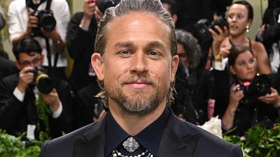 image de la news "Il s'affamait depuis six mois. Il avait très faim" : Charlie Hunnam dans Monstre saison 3... Comment s'est-il transformé physiquement pour Netflix ?