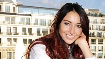 image de la news Delphine Wespiser de nouveau en couple ? Un indice sème le doute