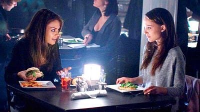 image de la news "J’ai essayé de provoquer une dispute entre elles" : il y a 15 ans, ce réalisateur culte a tendu des pièges à Natalie Portman et sa partenaire sur le tournage de ce film noté 4,2 sur 5