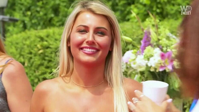 image de la news Gros clash et début de bagarre... mais à quoi joue Romane dans Les Cinquante ? (Spoiler)