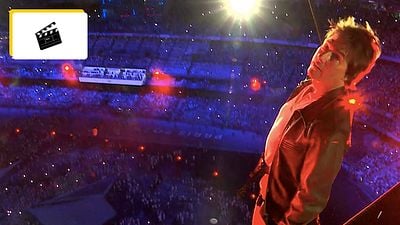 image de la news Tom Cruise aux Jeux de Paris 2024 : sa folle cascade en images, du Stade de France aux lettres d'Hollywood
