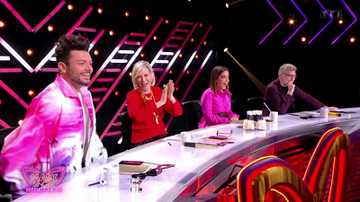 image de la news Surprise, un membre du jury Mask Singer rejoint le casting de la série Scènes de ménages dès ce soir sur M6 !