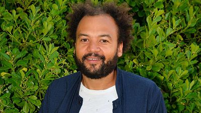 image de la news "Tu n'es pas du tout en assurance, t'es pas bien" : Fabrice Eboué garde un mauvais souvenir de sa première scène au cinéma… Et c'était pour une comédie culte sortie il y a 16 ans