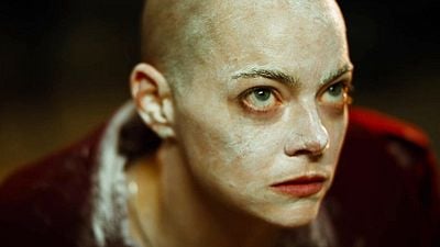 image de la news Emma Stone s'est-elle réellement rasée la tête pour son nouveau film Bugonia ?