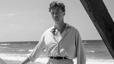 image de la news C'est l'un des romans français les plus lus au monde… La première photo de son adaptation cinéma vient d'être dévoilée !