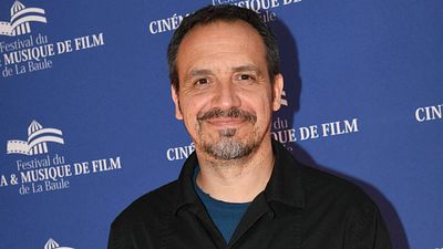 image de la news "T'inquiète pas, p'tit" : il y a 16 ans, sur le tournage de Kaamelott, ce célèbre acteur français a laissé Alexandre Astier sans voix