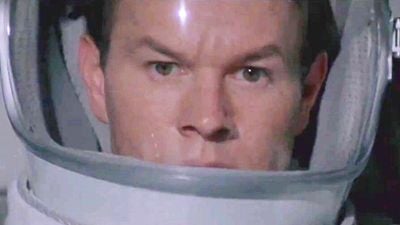 image de la news "Je ne veux plus jamais le revoir" : Mark Wahlberg ne veut plus entendre parler de ce film de science-fiction sorti il y a 25 ans