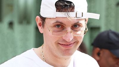 image de la news "C'est monumental" : Raphaël Quenard révèle sa réplique préférée, et elle fait rire des millions de gens depuis 38 ans