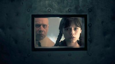 image de la news Mercredi saison 2 : qui est la mystérieuse jeune femme de l’épisode 4 ? Nos théories !