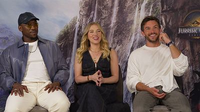 image de la news "Cette scène est extraordinaire" : Scarlett Johansson, Jonathan Bailey et Mahershala Ali nous dévoilent leur scène préférée de la saga Jurassic World !