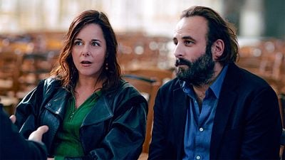 image de la news Ils pensaient régler une formalité… mais embarquent toute leur famille ! Découvrez les premières images de la comédie pétillante C’est quoi l'amour ? avec Laure Calamy et Vincent Macaigne