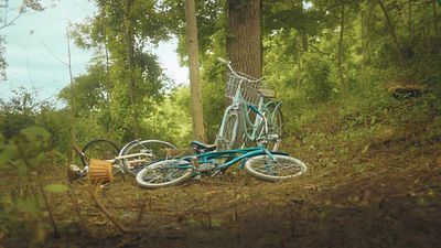 image de la news Ça Bienvenue à Derry : les créateurs de la série HBO déconseillée aux moins de 18 ans décryptent le générique hommage à Stephen King !