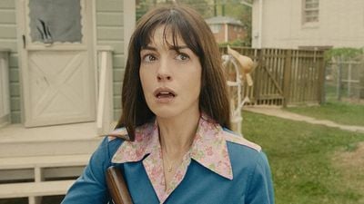 image de la news Anne Hathaway + Ewan McGregor + des dinosaures : premières images de ce qui s'annonce comme l'un des films les plus intrigants de l'été 2026