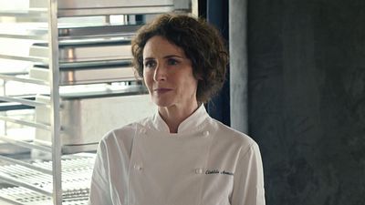 image de la news Ici tout commence :  "Clotilde veut garder un œil sur Teyssier...", Elsa Lunghini en dit plus sur l'évolution de la relation des personnages