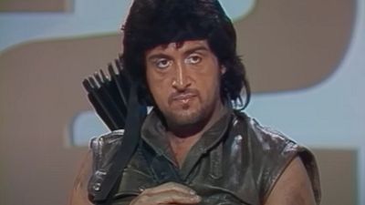image de la news Insolite : le sosie de Stallone chante Rambo sur le plateau du JT en 1985, et c'est aussi WTF que savoureux !