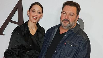 image de la news "C'est une chance incroyable" : aux côtés d'une Marion Cotillard impressionnée, Denis Ménochet redécouvre avec émotion sa scène mythique chez Quentin Tarantino