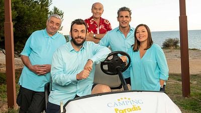 image de la news Camping Paradis : "Mon fils a une réplique !" Avez-vous repéré la femme et les enfants de Laurent Ournac dans la série ?
