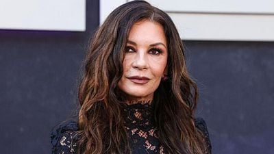 image de la news "Regardez bien cette inconnue, elle ne le restera pas longtemps" : il y a 36 ans, Catherine Zeta-Jones débutait sa carrière aux côtés de Thierry Lhermitte et Gérard Jugnot !