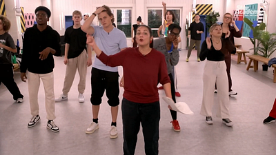 image de la news "C'est mou les gars", Malika Benjelloun (Star Academy) recadre les élèves pendant les répétitions de danse