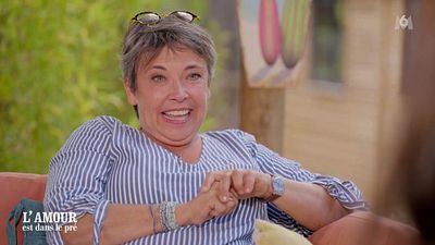 image de la news "Elle est...", Manuela en veut-elle à Karine Le Marchand et ses remarques lors du bilan de L'amour est dans le pré ?