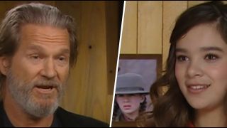 image de la news "True Grit" : Jeff Bridges et Hailee Steinfeld au micro