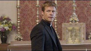 image de la news Le prêtre de "V" se confesse dans "In Plain Sight"