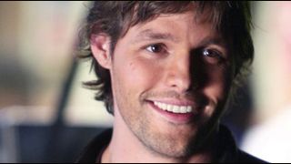 image de la news "Ringer" : Justin Bruening jette son dévolu sur Sarah Michelle Gellar