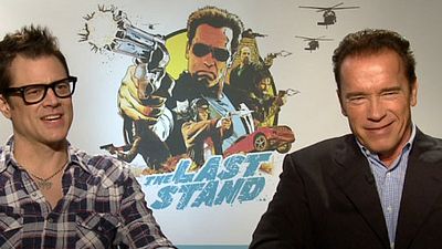 image de la news "Le Dernier rempart" : Schwarzy (et les autres) au micro ! [VIDEO]