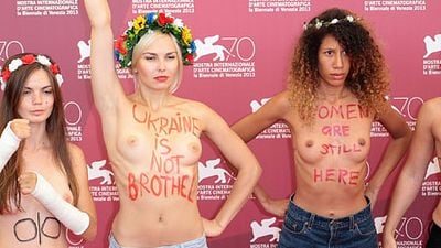image de la news Venise 2013 : les Femen passent à l'action sur le tapis rouge [PHOTOS]
