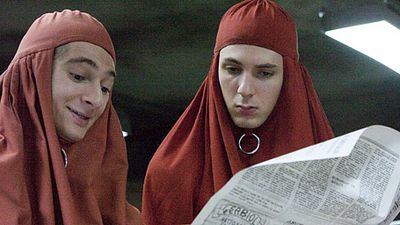 image de la news Vincent Lacoste fantasme sur la Colonelle Charlotte Gainsbourg dans la bande-annonce de "Jacky au royaume des filles"