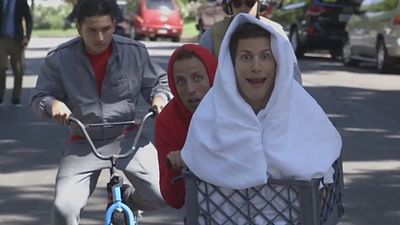 image de la news E.T., Pulp Fiction... : des scènes cultes rejouées par des stars de la télé