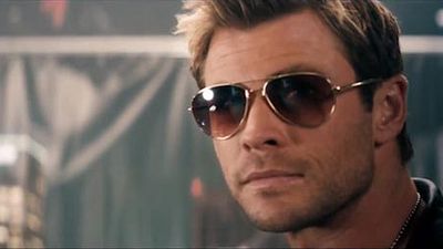 image de la news Chris Hemsworth se la raconte dans une fausse pub pour American Express