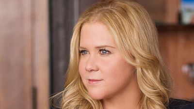 image de la news Les photos coquines d'Amy Schumer avec les robots Star Wars déplaisent à Lucasfilm